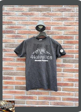 Tee-shirt Helvetica big logo / Noir - M, brand: Helvetica, condizioni: Ottime, taglia: M, €15.00, €16.45 include la Protezione acquisti Pro