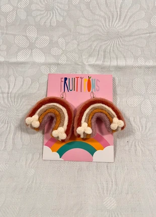 🌈 Handmade Rainbow Felt Earrings | Fruity Poms | Limited Edition & Adorable!, marque: Rare, état: Très bon état, 18,00 €, 19,60 € Protection acheteurs incluse