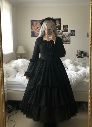 Robe Longue Noire Gothique – Élégante / Victorienne / Soirée / Romantique, marke: Atelier Ysée, zustand: Sehr gut, größe: M / 38 / 10, 99,90 €, 105,60 € beinhaltet Vinted-Käuferschutz Pro