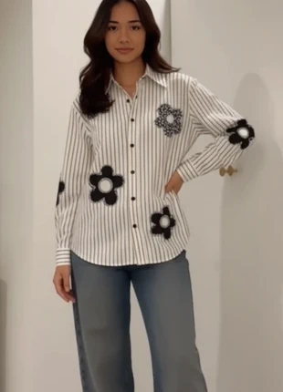 Chemise rayée blanche aux fleurs brodées noires, coupe moderne et élégante taille M, brand: kowareta, condition: New without tags, size: M / 38 / 10, €42.90, €45.75 includes Buyer Protection