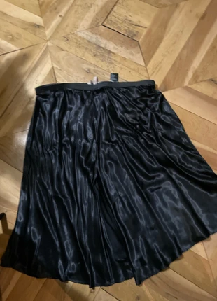 Jupe droite effet soyeux, marque: H&M, état: Très bon état, taille: 6XL / 52 / 24, 8,00 €, 9,10 € Protection acheteurs incluse