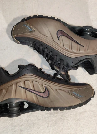 Nike Shox R4 Off Noir/Ironstone/Dark Smoke Grey EU38 Women, marca: Nike, estado: Nuevo sin etiquetas, tamaño: 38, 95,00 €, 100,45 € Protección al comprador incluida