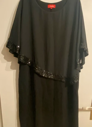 Robe de cérémonie fluide THEA – détails sequins – T54, marque: THÉA, état: Très bon état, taille: 7XL / 54 / 26, 38,00 €, 40,60 € Protection acheteurs incluse