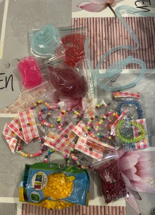 Vide atelier, lot accessoires divers : tubes, perles à écraser et bracelets enfants, condition: Very good, size: One size, €2.00, €2.80 includes Buyer Protection