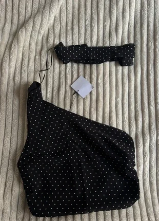 Top à pois asymétrique noirs et blancs col montant, marque: Bershka, état: Neuf avec étiquette, taille: S / 36 / 8, 15,00 €, 16,45 € Protection acheteurs incluse