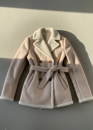 Manteau court beige – doublure duveteuse, chic hivernal, ceinture féminine, marque: Atelier Lysandra, état: Très bon état, taille: M / 38 / 10, 110,00 €, 116,20 € Protection acheteurs (Pro) incluse