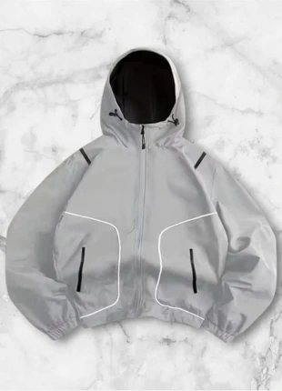 Veste grise réfléchissante à capuche, taille M, style streetwear futuriste et minimaliste, marque: y2k, état: Très bon état, taille: M, 40,00 €, 42,70 € Protection acheteurs (Pro) incluse