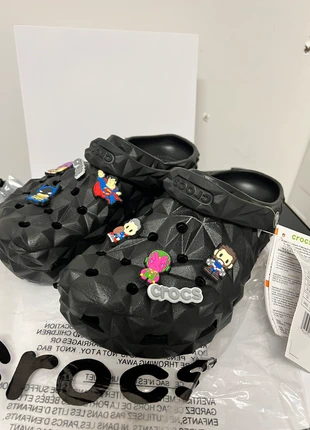 Crocs géométrique noir taille 38 / 39 neuf avec breloque, marca: Crocs, estado: Muy bueno, tamaño: 38, 25,00 €, 26,95 € Protección al comprador incluida