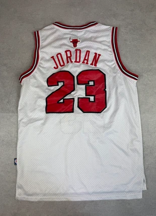 T-shirt Chicago Bulls – Blanc – Michael Jordan 23, marke: Jordan, zustand: Sehr gut, größe: M, 30,00 €, 32,20 € inklusive Vinted-Käuferschutz