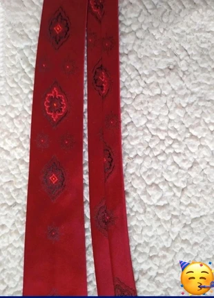 🌿Vintage Red Tie with Geometric Pattern, merk: Vintage Dressing, staat: Heel goed, € 14,00, € 15,40 inclusief Kopersbescherming
