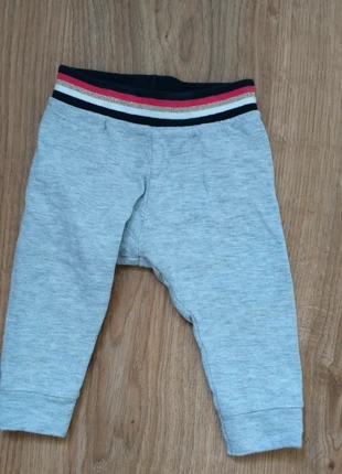 Lot 2 joggings gris mixte, marque: Petit Bateau, état: Très bon état, taille: 3-6 mois / 62 cm, 2,00 €, 2,80 € Protection acheteurs incluse