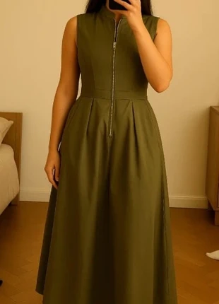 Robe longue sans manches vert kaki avec fermeture éclair – style chic et moderne TAILLE s, marque: Mylene paris, état: Très bon état, taille: S / 36 / 8, 39,99 €, 42,69 € Protection acheteurs incluse