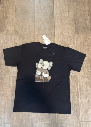 Uniqlo x KAWS, marque: Kaws, état: Neuf avec étiquette, taille: L, 30,00 €, 32,20 € Protection acheteurs incluse
