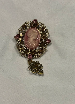 Broche camee goudkleurig, staat: Heel goed, € 2,50, € 3,33 inclusief Kopersbescherming