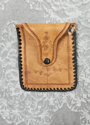 Pochette artisanale cuir repoussé - Marron / Noir - État satisfaisant . Unisex, marque: Inconnu, état: Satisfaisant, 6,00 €, 7,00 € Protection acheteurs incluse