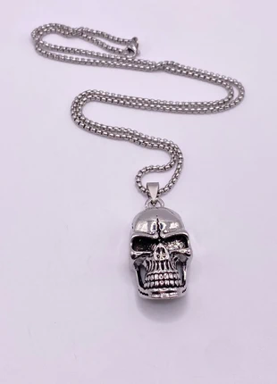 Bellissima collana in acciaio con ciondolo teschio ghignante stilizzato, marca: Bobidibu, estado: Nuevo sin etiquetas, 6,40 €, 7,42 € Protección al comprador incluida