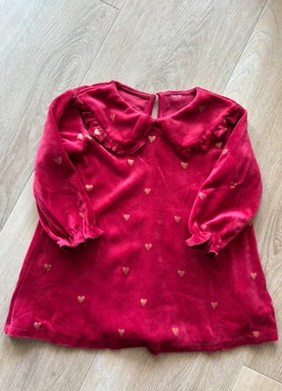 Feestjurk rood met hartjes van H&M, merk: H&M, staat: Heel goed, maat: 12-18 maanden / 80 cm, € 3,50, € 4,38 inclusief Kopersbescherming