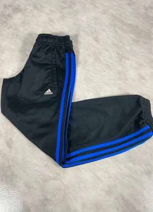 Pantalon de survêtement Adidas noir – 3 bandes bleues – Logo brodé – Taille 6/8 ans Code 054N, brand: adidas, condizioni: Buone, taglia: 6 anni / 116 cm, €12.00, €13.30 include la Protezione acquisti Pro