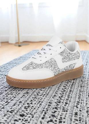 Paire de baskets grises et blanches, taille 39, marque: Boutique Parisienne, état: Très bon état, taille: 39, 31,00 €, 33,25 € Protection acheteurs incluse