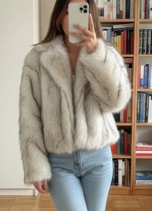 Veste courte en fausse fourrure blanche grise chic Taille S, marque: Fluffology, état: Très bon état, taille: S / 36 / 8, 59,90 €, 63,60 € Protection acheteurs incluse