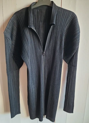 Issey Miyake Pleats Please, merk: Pleats Please Issey Miyake, staat: Nieuw zonder prijskaartje, maat: Universele maat, € 300,00, € 315,70 inclusief Kopersbescherming
