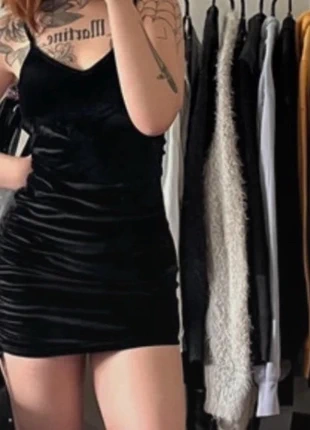 Robe courte noir en velours à bretelle fine S, marke: Popular Basics, zustand: Neu, größe: S / 36 / 8, 10,00 €, 11,20 € beinhaltet Vinted-Käuferschutz Pro