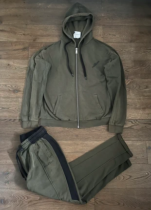 Tuta Richmond verde militare da uomo -felpa + pantaloni, taglia L, marke: John Richmond, zustand: Sehr gut, größe: L, 50,00 €, 53,20 € inklusive Vinted-Käuferschutz