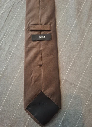 Cravate Hugo Boss en soie marron – Made in Italy, marque: Hugo Boss, état: Très bon état, 20,00 €, 21,70 € Protection acheteurs incluse