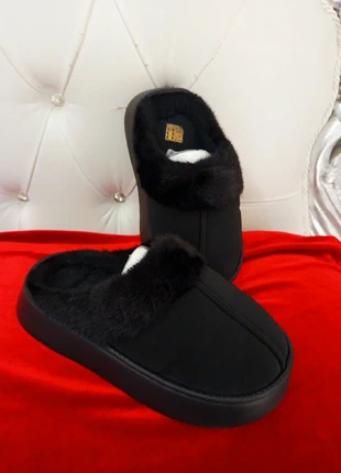 Pantofole nere invernali con pelliccia, état: Très bon état, taille: 36, 4,00 €, 4,90 € Protection acheteurs incluse