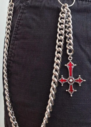 Chaîne pantalon argentée 🔗 avec pendentif croix rouge 🔴 style gothique & streetwear, marca: CHROME, estado: Muy bueno, 16,00 €, 17,50 € Protección al comprador incluida