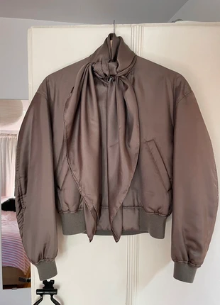 COS Scarf-Detail Padded Silk Bomber Jacket, marque: COS, état: Très bon état, taille: XXS / 32 / 4, 80,00 €, 84,70 € Protection acheteurs incluse