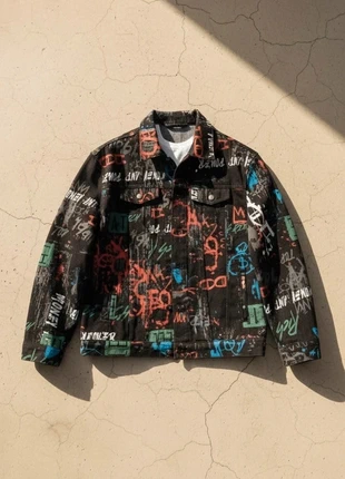 Veste noire à motifs graffiti, marque: Nova District, état: Très bon état, taille: M, 89,90 €, 95,10 € Protection acheteurs incluse