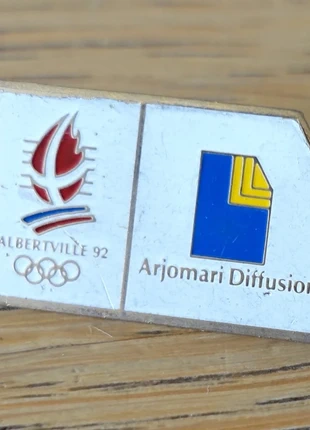 Pin's JO Jeux Olympiques Albertville 92 - Arjomari Diffusion, merk: Jeux olympiques, staat: Heel goed, € 2,10, € 2,91 inclusief Kopersbescherming