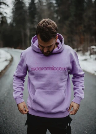 Flieder Hoodie XL – 3D Print „Underestimated“ | Österreichische Streetwear, Neu, 100% Baumwolle, marke: Sonstiges, zustand: Neu, mit Etikett, größe: XL, 12,00 €, 13,30 € inklusive Vinted-Käuferschutz