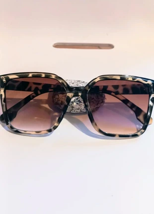 Bellissimi occhiali da sole quadrati,  nuovi., merk: SOL, staat: Nieuw met prijskaartje, € 8,00, € 9,10 inclusief Kopersbescherming