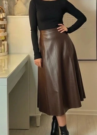 Jupe midi évasée en simili cuir chocolat, taille haute chic et fluide. Taille M, merk: Vintage Dressing, staat: Heel goed, maat: M / 38 / 10, € 54,90, € 58,35 inclusief Kopersbescherming Pro