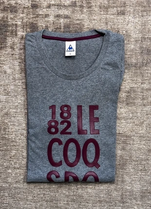 T-shirt Le Coq Sportif gris taille M – imprimé bordeaux 1882, merk: Le Coq Sportif, staat: Heel goed, maat: M, € 5,00, € 5,95 inclusief Kopersbescherming