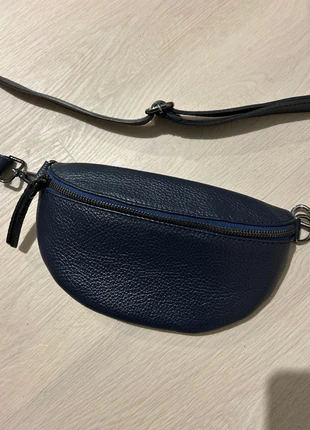 Pochette banane marine, brand: The Genuine Leather, condizioni: Ottime, €10.00, €11.20 include la Protezione acquisti