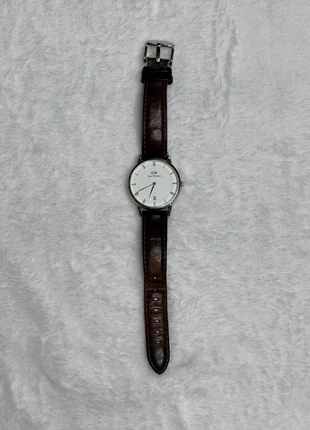 Montre Daniel Wellington blanche bracelet cuir marron, marque: Daniel Wellington, état: Très bon état, taille: Taille unique, 24,99 €, 26,94 € Protection acheteurs incluse