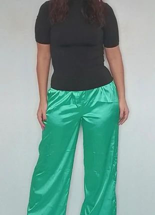Pantalon large en satin vert doux chic taille 38, état: Très bon état, taille: M / 38 / 10, 12,90 €, 14,25 € Protection acheteurs (Pro) incluse