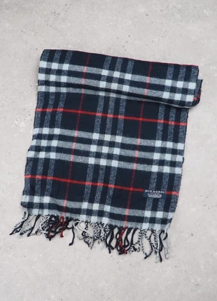 Echarpe Burberry bleu foncé en laine homme/femme logo brodé, marke: Burberry, zustand: Sehr gut, 28,00 €, 30,10 € beinhaltet Vinted-Käuferschutz Pro