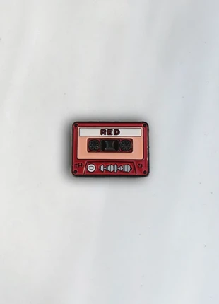 Taylor swift pin | album red, marque: Taylor Swift, état: Très bon état, 3,00 €, 3,85 € Protection acheteurs (Pro) incluse