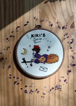 Broderie Kiki la petite sorcière – Art textile Ghibli fait main – 17 cm, marque: Sous l'oeil de Medeina, état: Neuf avec étiquette, 58,00 €, 61,60 € Protection acheteurs (Pro) incluse