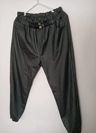 Calças jogger acetinadas com cintura alta e botões metálicos, marca: Local, estado: Muy bueno, tamaño: XL / 42 / 14, 2,99 €, 3,84 € Protección al comprador incluida