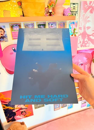 Hit Me Hard and Soft Album Billie Eilish - Waterproof print / poster, merk: Billie Eilish, staat: Heel goed, € 6,95, € 8,00 inclusief Kopersbescherming