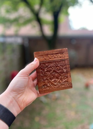 Handgemaakt houten kaartendoosje met sierlijke gravures 🌿, merk: Vintage Chic, staat: Heel goed, € 10,00, € 11,20 inclusief Kopersbescherming