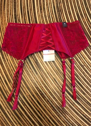 Porte jarretelle rouge taille 38/40, marke: Rougegorge, zustand: Neu, mit Etikett, 11,00 €, 12,25 € inklusive Vinted-Käuferschutz