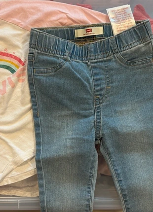 Baby Levi’s set, merk: Levi Strauss & Co., staat: Heel goed, maat: 12-18 maanden / 80 cm, € 5,50, € 6,48 inclusief Kopersbescherming