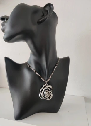 Collier fantaisie avec une rose en métal en très bel état, état: Très bon état, 6,00 €, 7,00 € Protection acheteurs (Pro) incluse