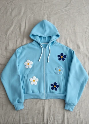 Hoodie zip bleu ciel style Y2K fleurs patches, brand: Vintage Dressing, condizioni: Ottime, taglia: L, €49.99, €53.19 include la Protezione acquisti